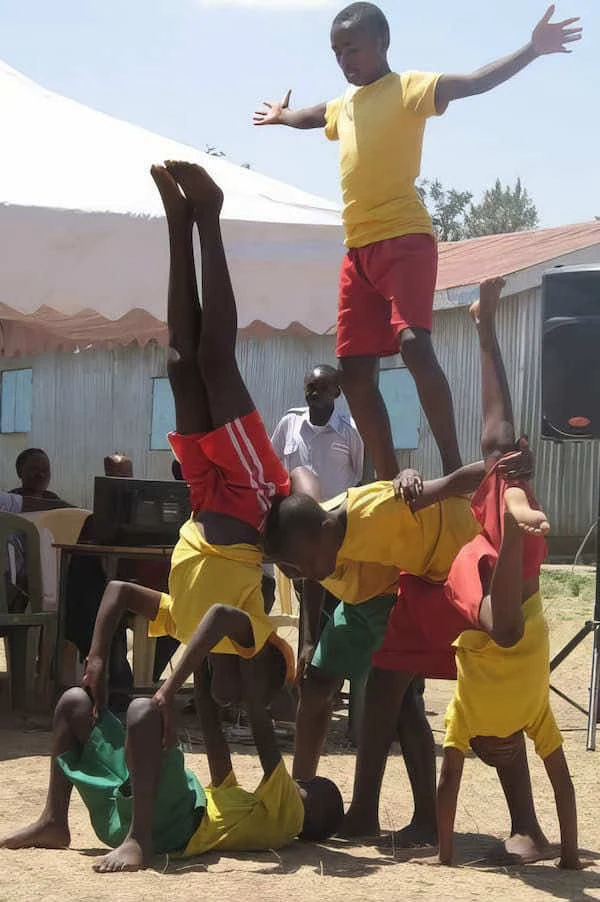 Jóvenes de Boys Town Africa reunidos en el patio