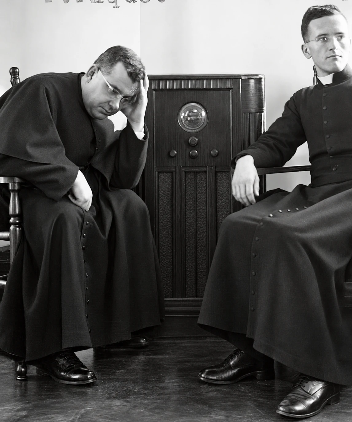 P. Paquete y P. Babin en 1940 escuchando las noticias de la guerra