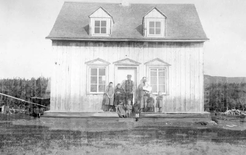 Familia Labrie frente a una casa en Godbout