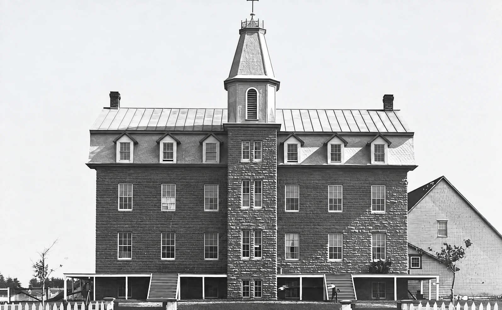 Exterior del colegio en 1898
