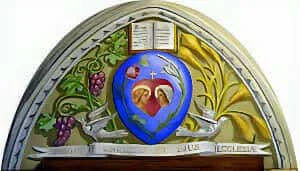 Peinture en arc du Cœur immaculé de Jésus et de Marie au-dessus du portail