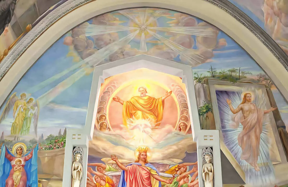 La voûte de la Trinité, avec Nativité à gauche et Résurrection à droite