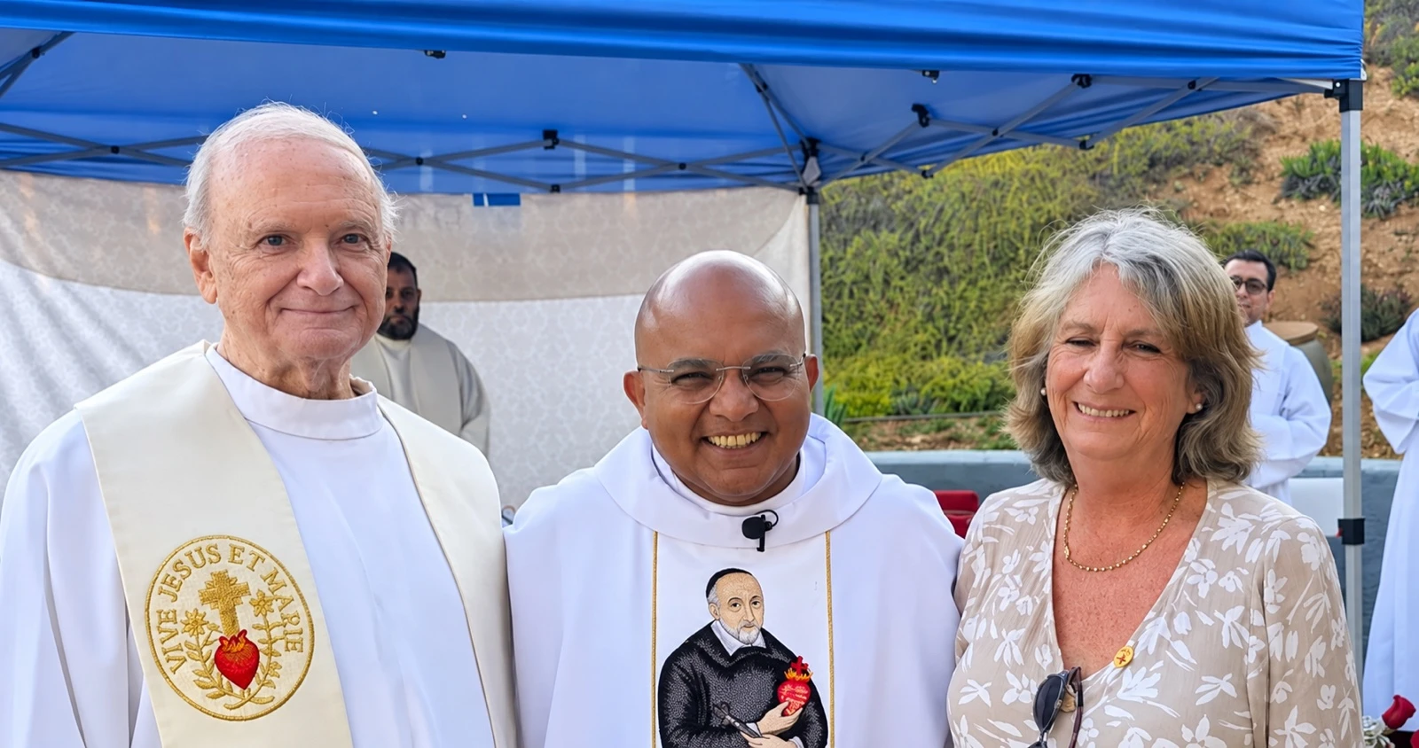 Des membres de la famille eudiste réunis lors d’une célébration en plein air.